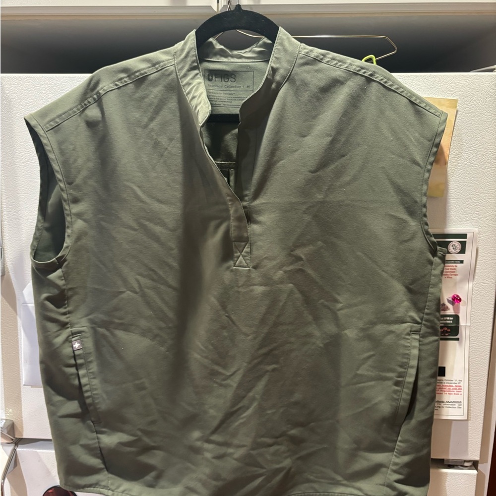 Figs Women’s Olive Green Sleeveless Pullover Vest